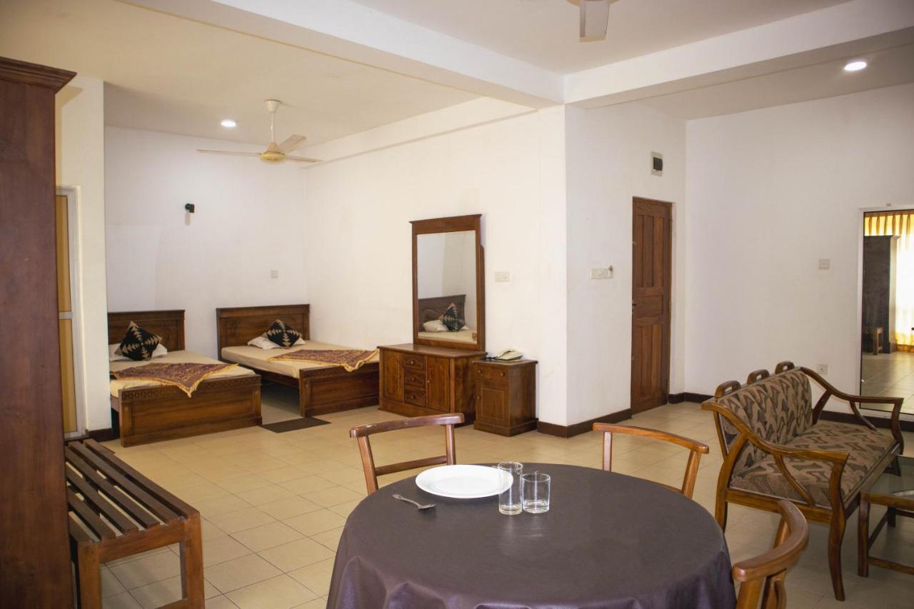 Chamaya Holiday Inn Балангода Экстерьер фото