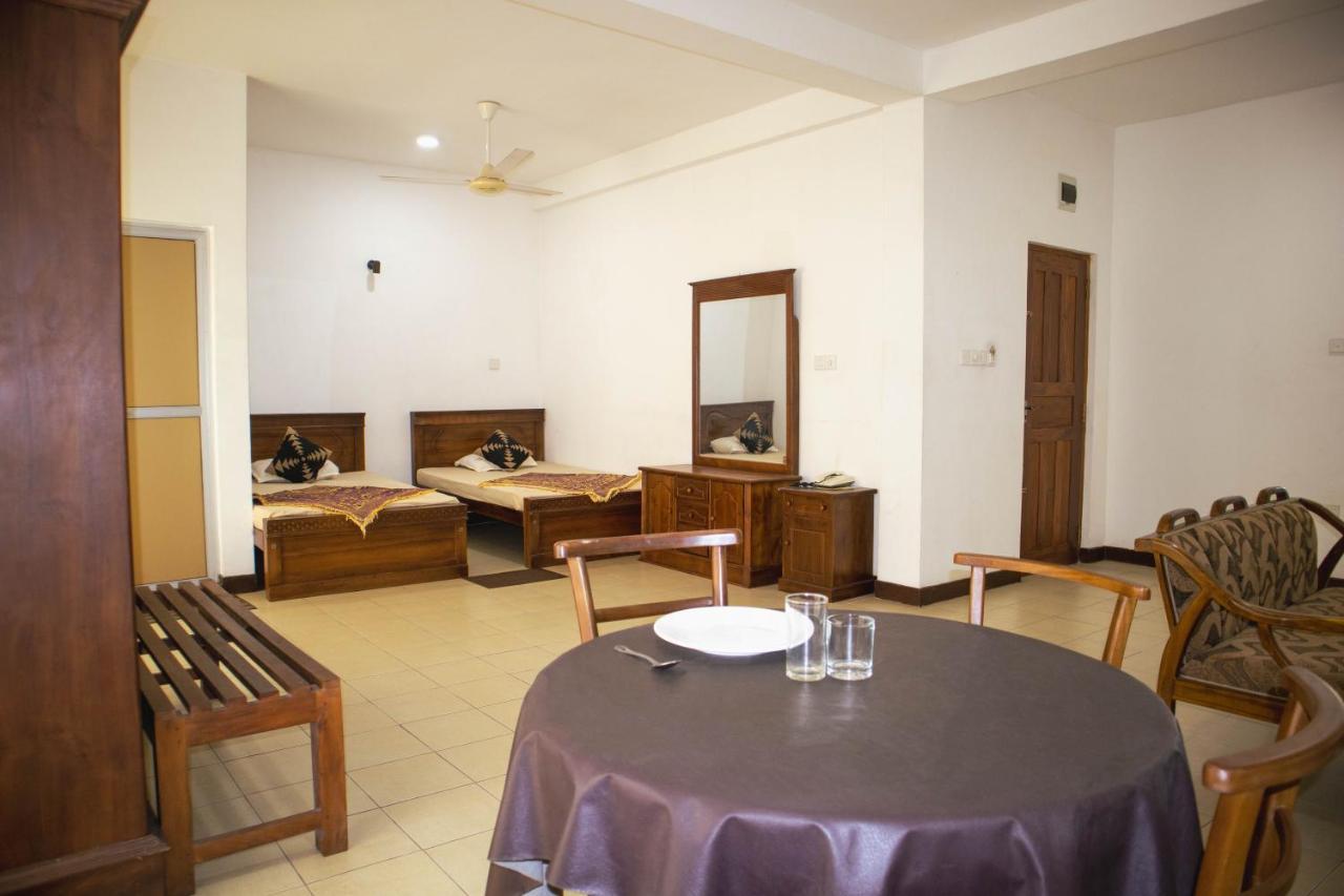 Chamaya Holiday Inn Балангода Экстерьер фото